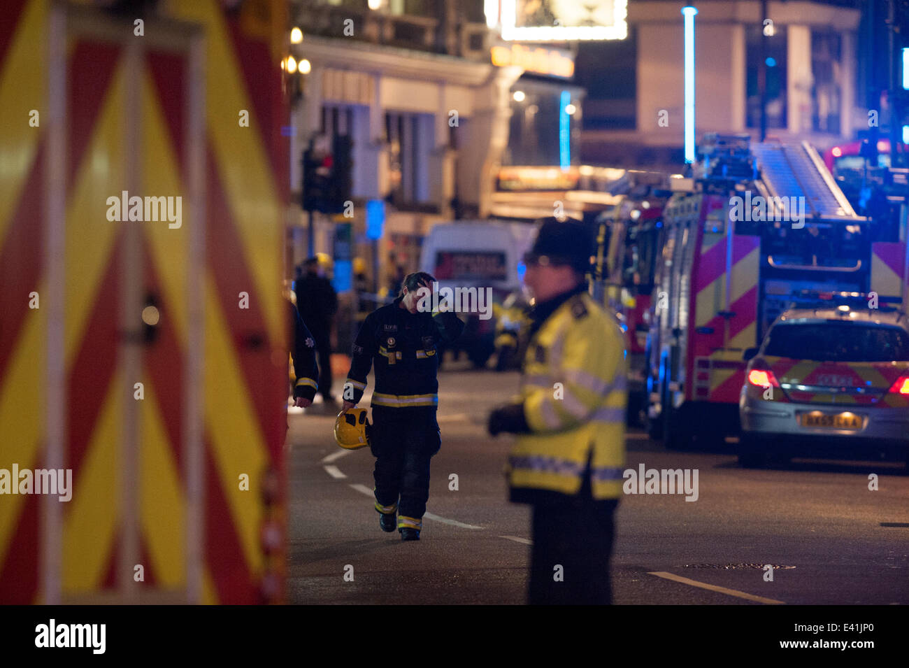 Notdienste bewegen eine verletzte Person aus einem behelfsmäßigen medical Center in der Nähe von Central London-Apollo-Theater. Teil der Dachkonstruktion des Theaters ist zusammengebrochen, während der Aufführung, eine Anzahl von Menschen bestätigt wurden verletzt.  Mitwirkende: Ansicht Whe Stockfoto