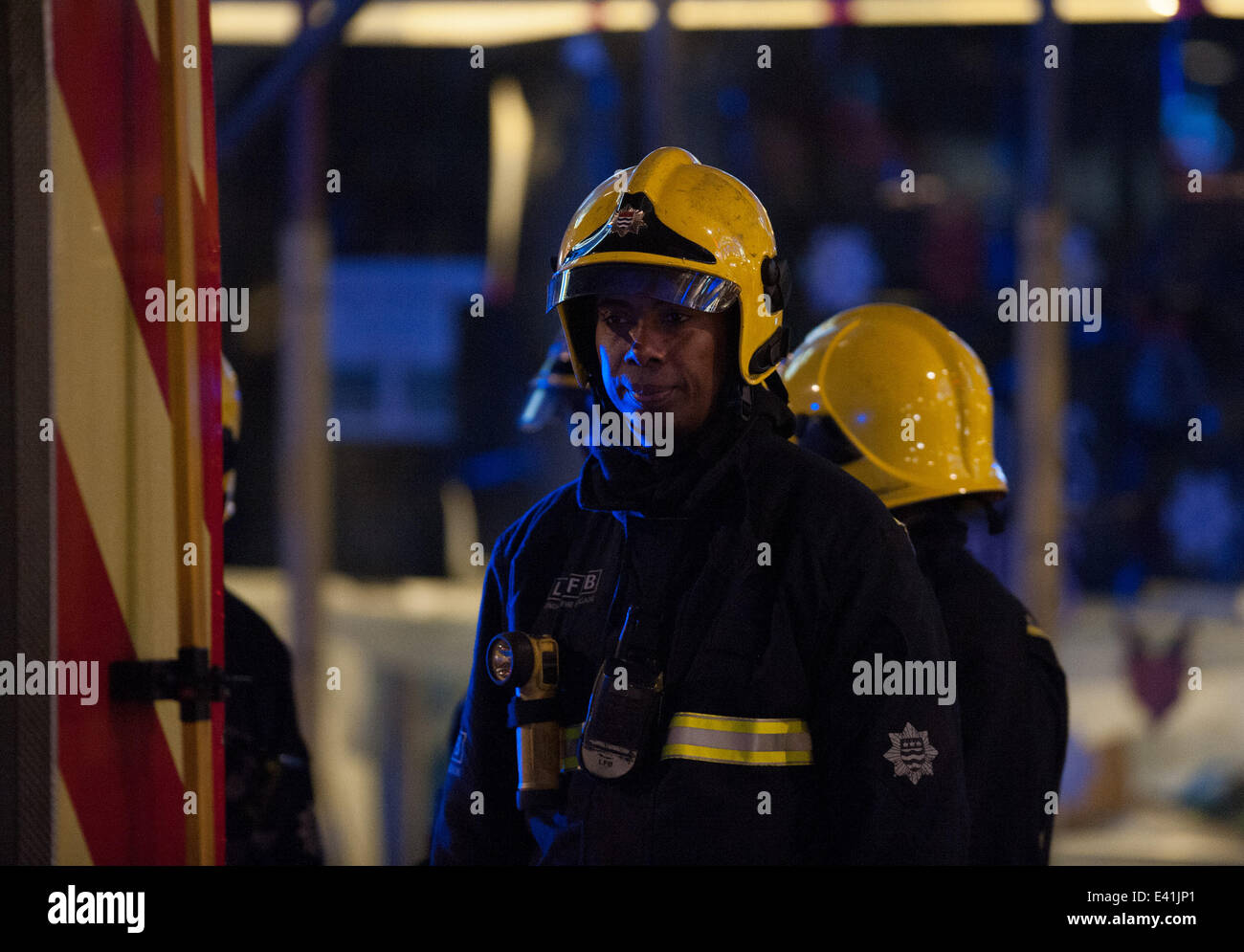 Notdienste bewegen eine verletzte Person aus einem behelfsmäßigen medical Center in der Nähe von Central London-Apollo-Theater. Teil der Dachkonstruktion des Theaters ist zusammengebrochen, während der Aufführung, eine Anzahl von Menschen bestätigt wurden verletzt.  Mitwirkende: Ansicht Whe Stockfoto