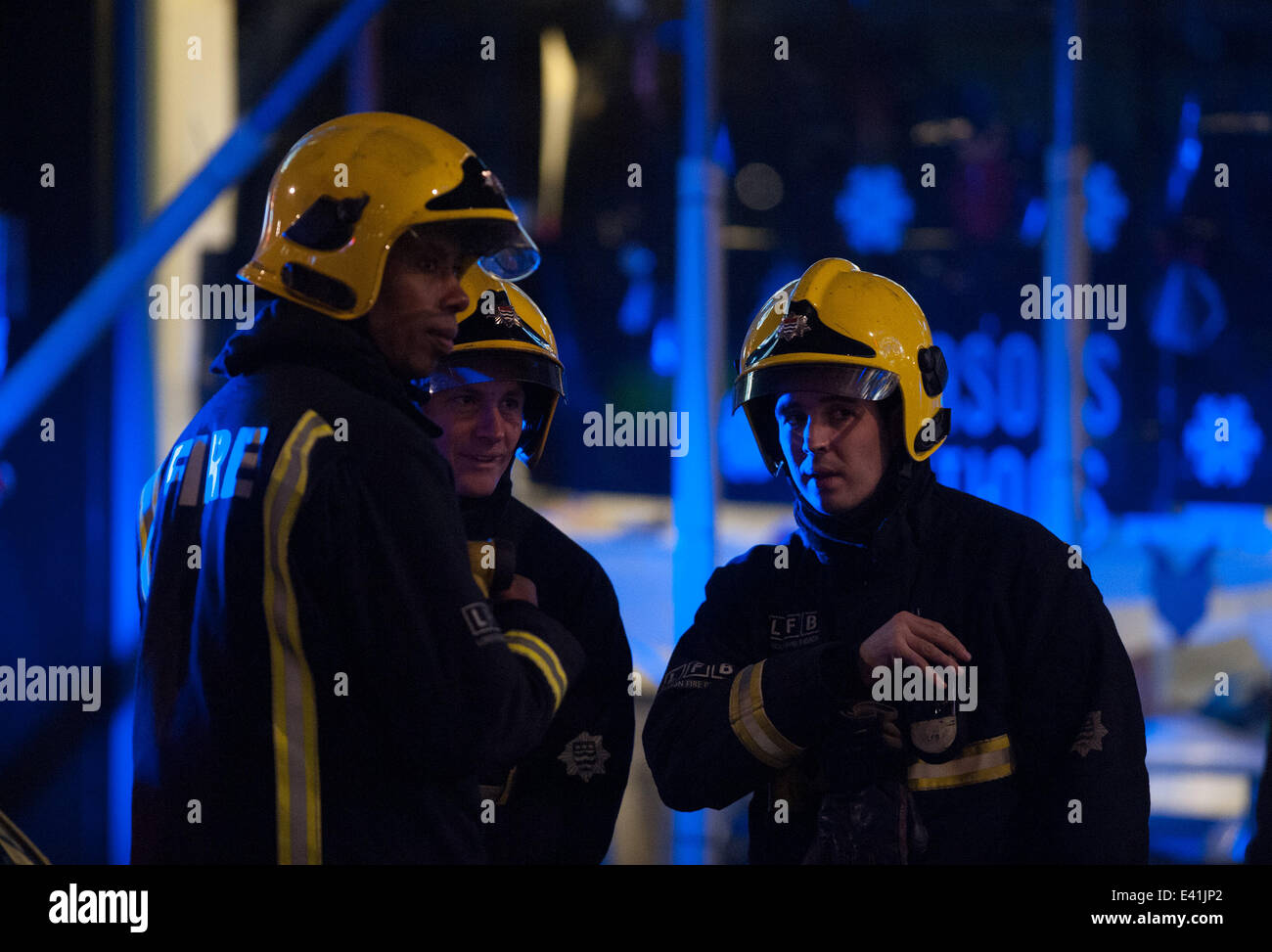 Notdienste bewegen eine verletzte Person aus einem behelfsmäßigen medical Center in der Nähe von Central London-Apollo-Theater. Teil der Dachkonstruktion des Theaters ist zusammengebrochen, während der Aufführung, eine Anzahl von Menschen bestätigt wurden verletzt.  Mitwirkende: Ansicht Whe Stockfoto