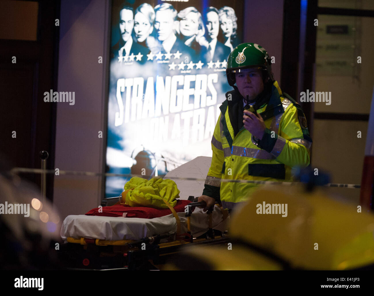Notdienste bewegen eine verletzte Person aus einem behelfsmäßigen medical Center in der Nähe von Central London-Apollo-Theater. Teil der Dachkonstruktion des Theaters ist zusammengebrochen, während der Aufführung, eine Anzahl von Menschen bestätigt wurden verletzt.  Mitwirkende: Ansicht Whe Stockfoto