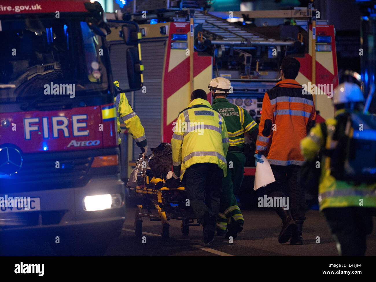 Notdienste bewegen eine verletzte Person aus einem behelfsmäßigen medical Center in der Nähe von Central London-Apollo-Theater. Teil der Dachkonstruktion des Theaters ist zusammengebrochen, während der Aufführung, eine Anzahl von Menschen bestätigt wurden verletzt.  Mitwirkende: Ansicht Whe Stockfoto