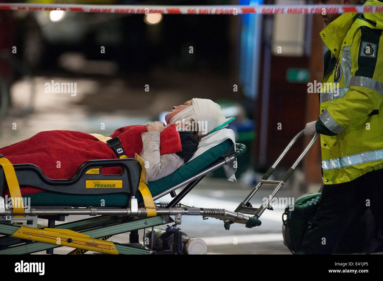 Notdienste bewegen eine verletzte Person aus einem behelfsmäßigen medical Center in der Nähe von Central London-Apollo-Theater. Teil der Dachkonstruktion des Theaters ist zusammengebrochen, während der Aufführung, eine Anzahl von Menschen bestätigt wurden verletzt.  Mitwirkende: Ansicht Whe Stockfoto