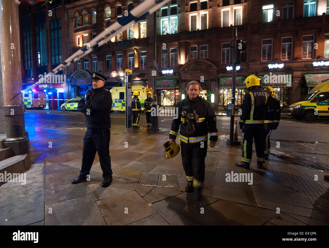 Notdienste bewegen eine verletzte Person aus einem behelfsmäßigen medical Center in der Nähe von Central London-Apollo-Theater. Teil der Dachkonstruktion des Theaters ist zusammengebrochen, während der Aufführung, eine Anzahl von Menschen bestätigt wurden verletzt.  Mitwirkende: Ansicht Whe Stockfoto