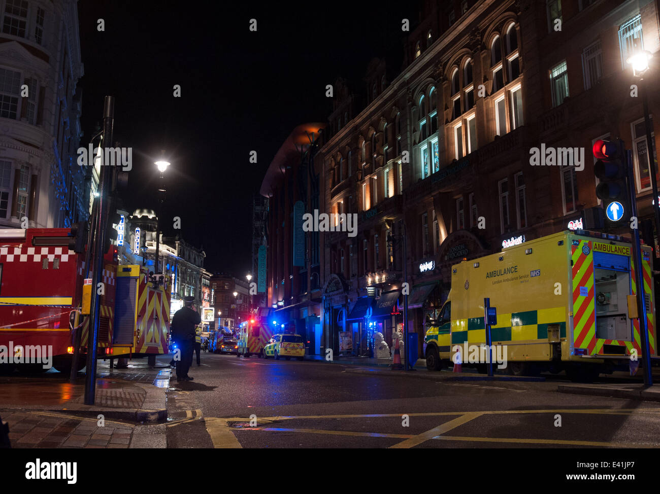 Notdienste bewegen eine verletzte Person aus einem behelfsmäßigen medical Center in der Nähe von Central London-Apollo-Theater. Teil der Dachkonstruktion des Theaters ist zusammengebrochen, während der Aufführung, eine Anzahl von Menschen bestätigt wurden verletzt.  Mitwirkende: Ansicht Whe Stockfoto