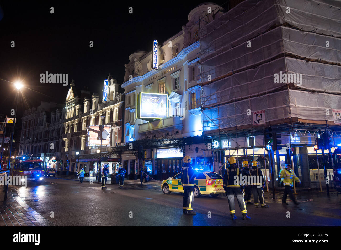 Notdienste bewegen eine verletzte Person aus einem behelfsmäßigen medical Center in der Nähe von Central London-Apollo-Theater. Teil der Dachkonstruktion des Theaters ist zusammengebrochen, während der Aufführung, eine Anzahl von Menschen bestätigt wurden verletzt.  Mitwirkende: Ansicht Whe Stockfoto