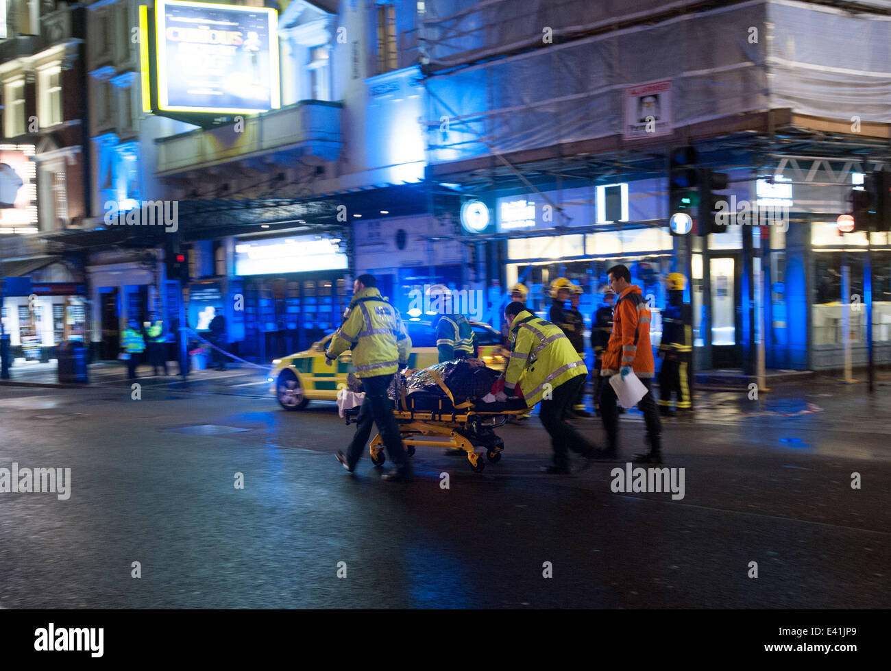 Notdienste bewegen eine verletzte Person aus einem behelfsmäßigen medical Center in der Nähe von Central London-Apollo-Theater. Teil der Dachkonstruktion des Theaters ist zusammengebrochen, während der Aufführung, eine Anzahl von Menschen bestätigt wurden verletzt.  Mitwirkende: Ansicht Whe Stockfoto