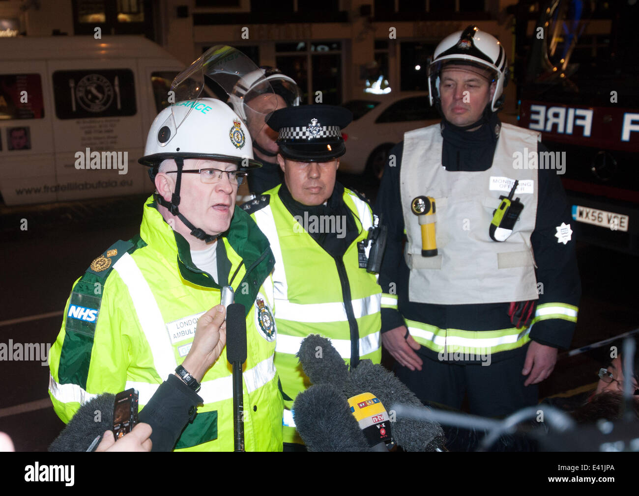 Notdienste bewegen eine verletzte Person aus einem behelfsmäßigen medical Center in der Nähe von Central London-Apollo-Theater. Teil der Dachkonstruktion des Theaters ist zusammengebrochen, während der Aufführung, eine Anzahl von Menschen bestätigt wurden verletzt.  Mitwirkende: Ansicht Whe Stockfoto