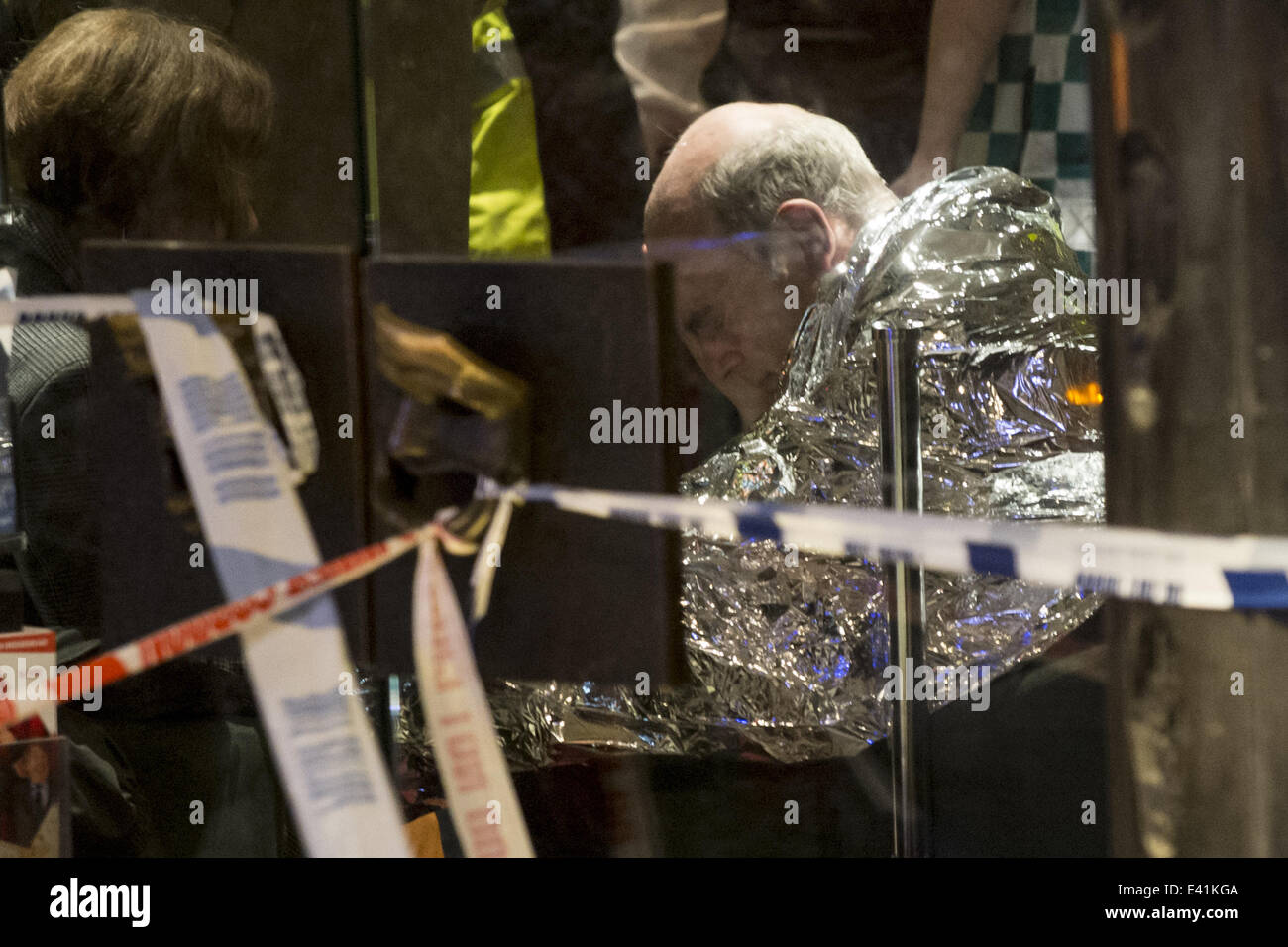 Notdienste bewegen eine verletzte Person aus einem behelfsmäßigen medical Center in der Nähe von Central London-Apollo-Theater. Teil der Dachkonstruktion des Theaters ist zusammengebrochen, während der Aufführung, eine Anzahl von Menschen bestätigt wurden verletzt.  Wo: London, Einheit Stockfoto
