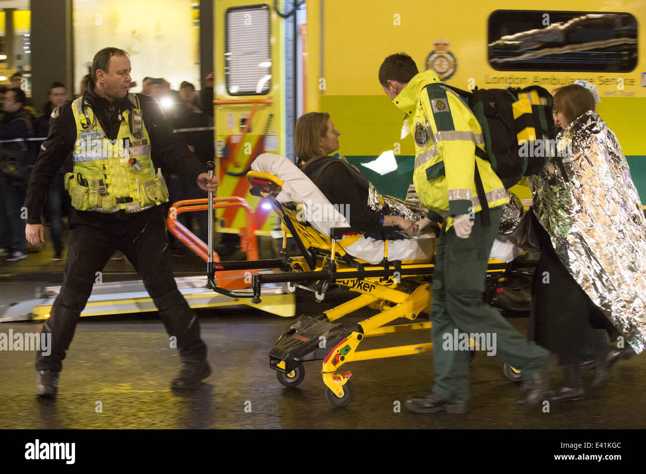 Notdienste bewegen eine verletzte Person aus einem behelfsmäßigen medical Center in der Nähe von Central London-Apollo-Theater. Teil der Dachkonstruktion des Theaters ist zusammengebrochen, während der Aufführung, eine Anzahl von Menschen bestätigt wurden verletzt.  Wo: London, Einheit Stockfoto