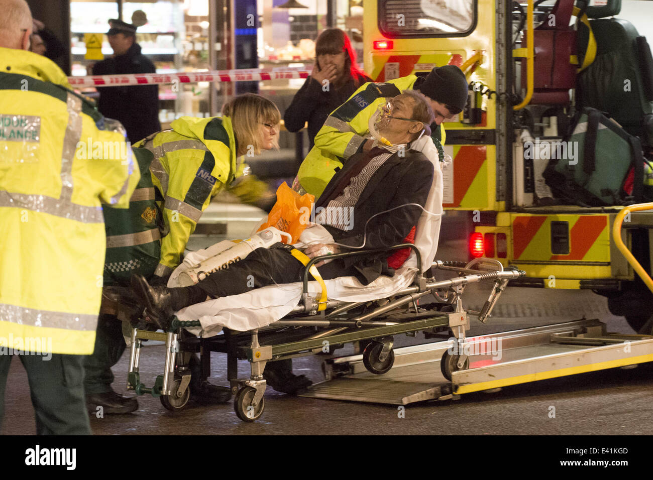 Notdienste bewegen eine verletzte Person aus einem behelfsmäßigen medical Center in der Nähe von Central London-Apollo-Theater. Teil der Dachkonstruktion des Theaters ist zusammengebrochen, während der Aufführung, eine Anzahl von Menschen bestätigt wurden verletzt.  Wo: London, Einheit Stockfoto