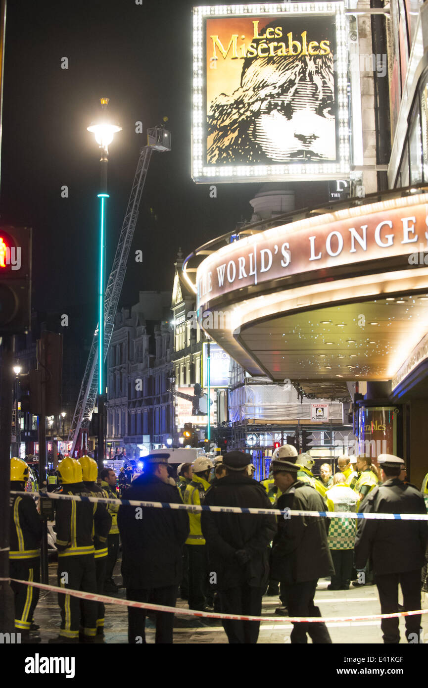 Notdienste bewegen eine verletzte Person aus einem behelfsmäßigen medical Center in der Nähe von Central London-Apollo-Theater. Teil der Dachkonstruktion des Theaters ist zusammengebrochen, während der Aufführung, eine Anzahl von Menschen bestätigt wurden verletzt.  Wo: London, Einheit Stockfoto