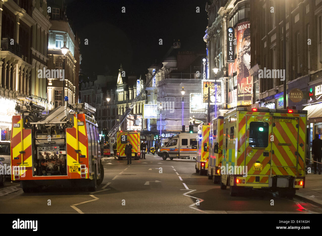 Notdienste bewegen eine verletzte Person aus einem behelfsmäßigen medical Center in der Nähe von Central London-Apollo-Theater. Teil der Dachkonstruktion des Theaters ist zusammengebrochen, während der Aufführung, eine Anzahl von Menschen bestätigt wurden verletzt.  Wo: London, Einheit Stockfoto