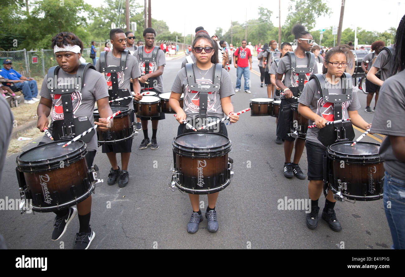 Juneteenth-Parade in Austin, Texas beinhaltet Bands aus lokalen Schulen gehören Drum Corps und Blaskapelle Stockfoto