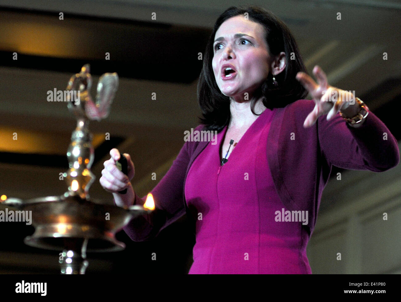 Neu-Delhi, Indien. 2. Juli 2014. Sheryl Sandberg, Chief Operating Officer von Facebook, besucht eine Veranstaltung, organisiert vom Verband der indischen Industrie- und Handelskammern (FICCI) Damen Organisation (FLO) in Neu-Delhi, Indien, 2. Juli 2014. Bildnachweis: Partha Sarkar/Xinhua/Alamy Live-Nachrichten Stockfoto