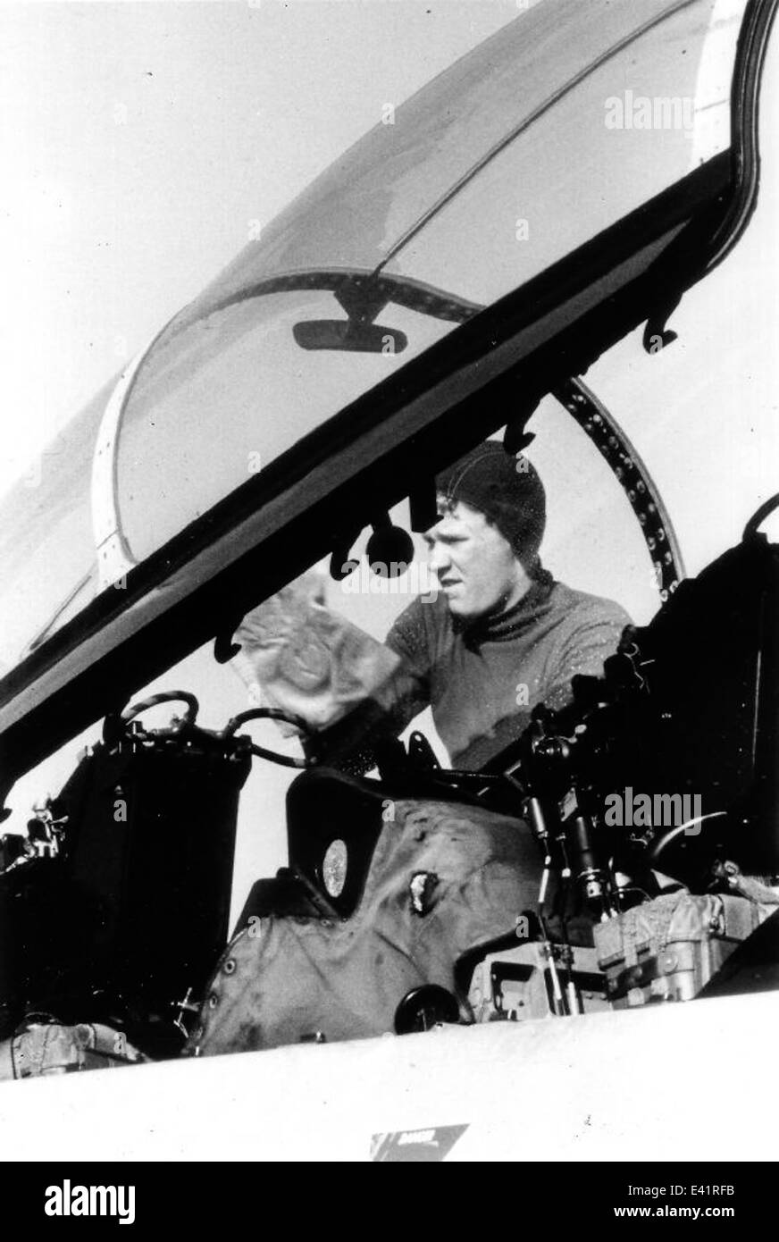 Ein Nahaufnahme eines Flugkapitän, der ein Flugzeug vorbereitet, mit Schwerpunkt auf dem polnischen Flugzeugdach. Das Flugzeug ist wahrscheinlich ein militärischer oder ziviler Jet. Stockfoto