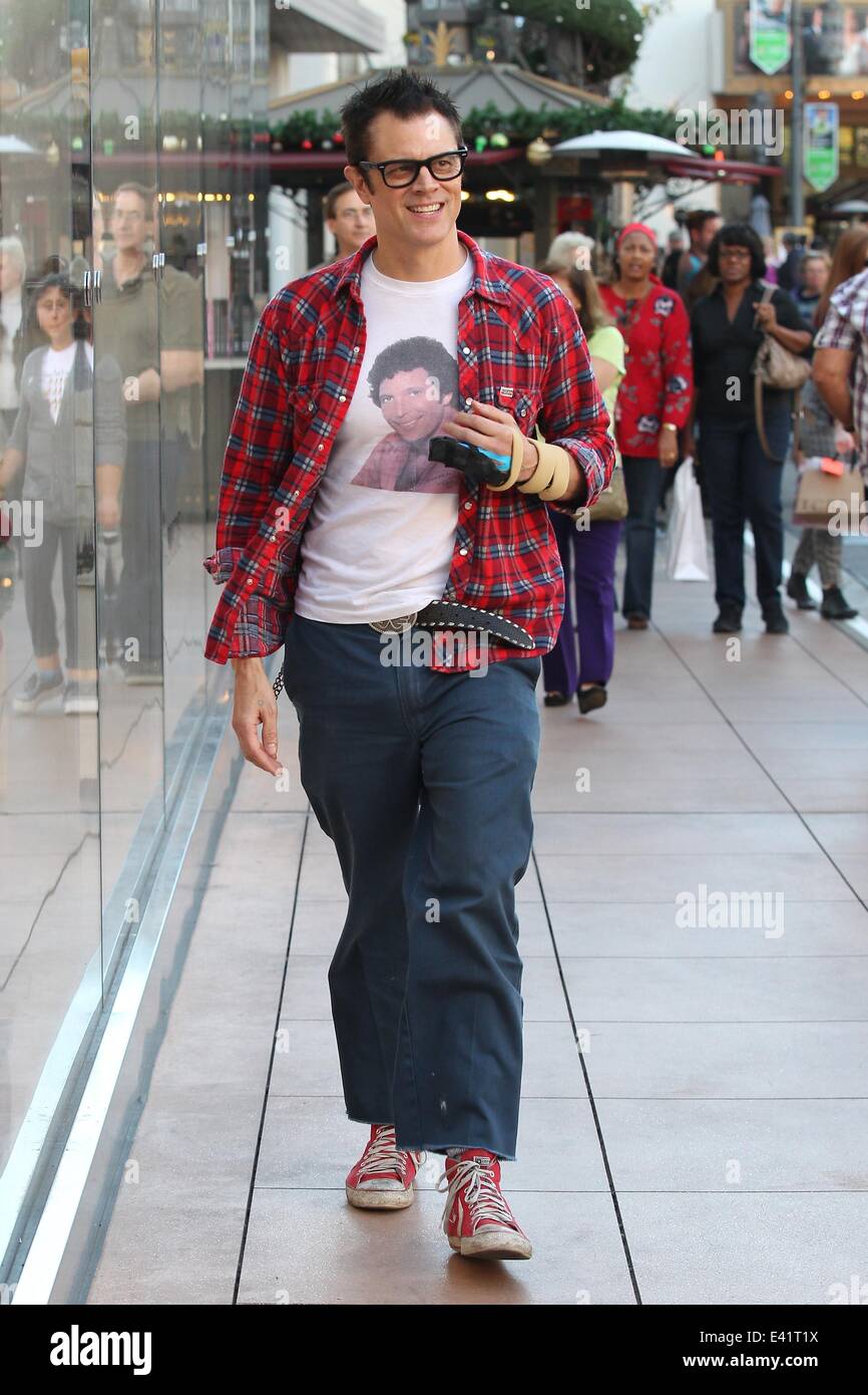 Johnny Knoxville tragen einen Tom Jones-T-Shirt und eine Hand gegossen, The  Grove Einkaufszentrum in West Hollywood mit: Johnny Knoxville wo: Los  Angeles, California, Vereinigte Staaten von Amerika bei: 24. Dezember 2013  Stockfotografie -