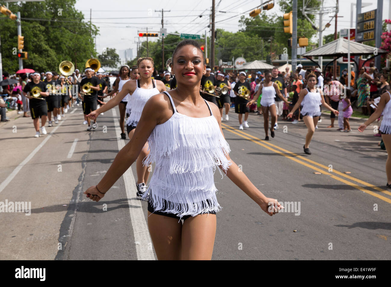 Die Juneteenth-Parade in Austin, Texas, umfasst Marschkapellen, Menschenmengen, Tänzer, Politiker und Polizei. Stockfoto