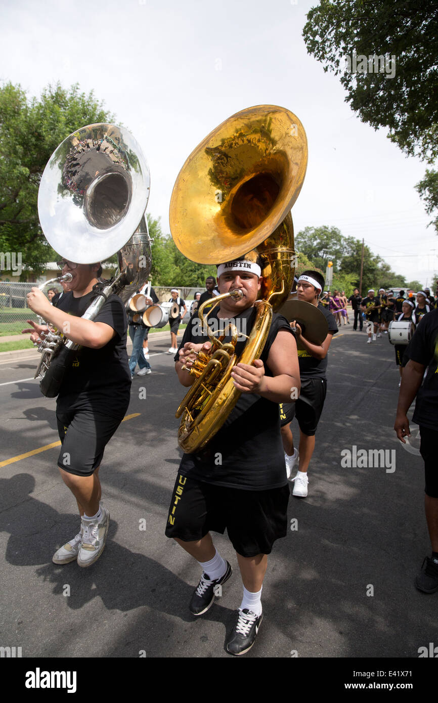Juneteenth-Parade in Austin, Texas beinhaltet Bands aus lokalen Schulen gehören Drum Corps und Blaskapelle Stockfoto