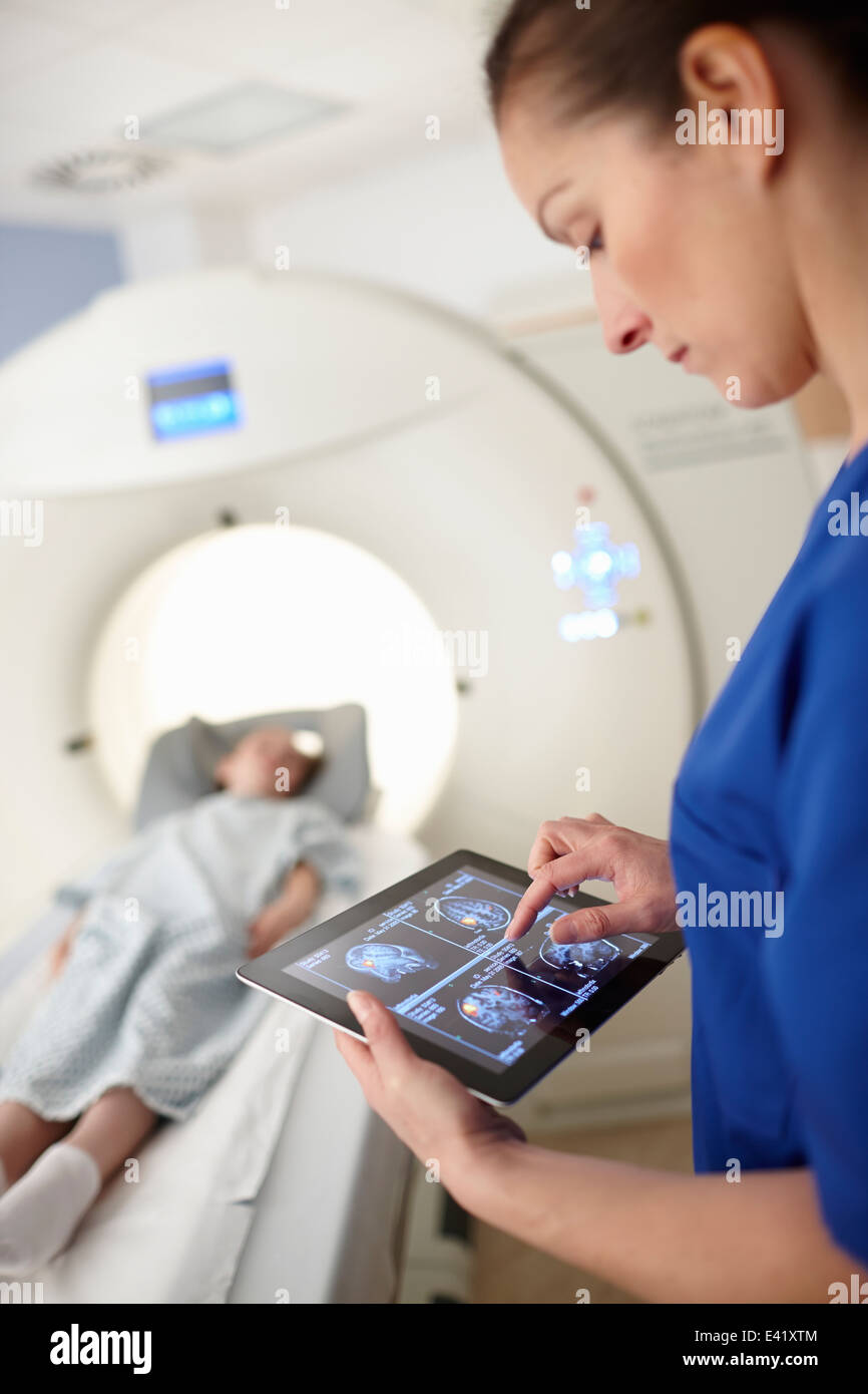 MTRA mit Blick auf Gehirn-Scan Bild auf digital-Tablette Stockfoto