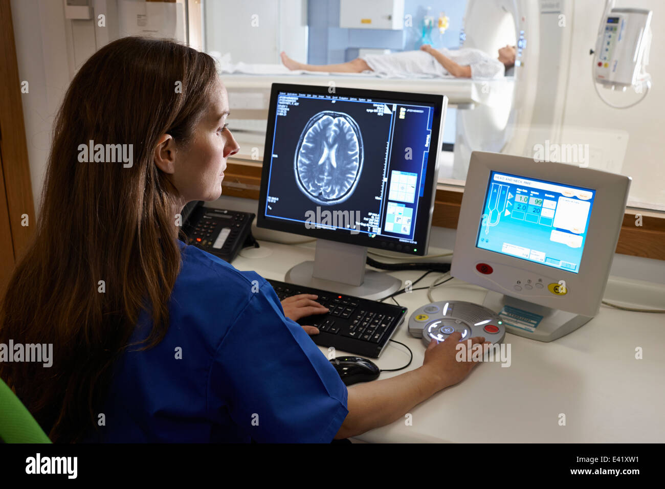 Radiologe Blick auf Gehirn-Scan Bild am Computer-Bildschirm Stockfoto