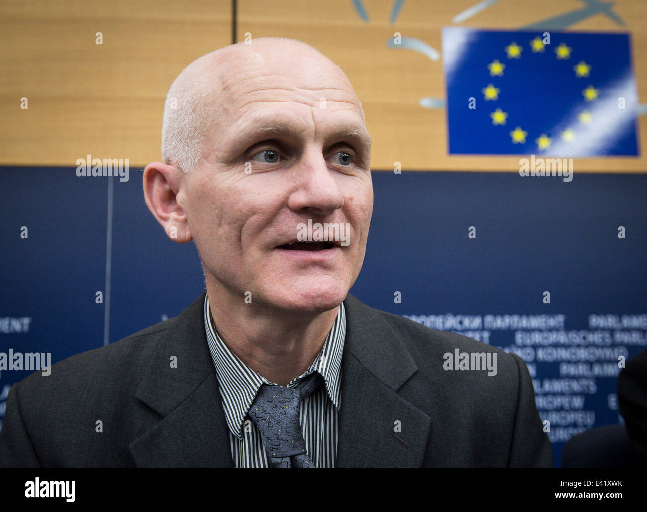 Straßburg, Bxl, Frankreich. 2. Juli 2014. Belarussischen Menschenrechtsaktivisten Ales Bialiatski (auch als Ales Bialacki, Ales Bjaljatski, Alies Bialiacki und Alex Belyatsky transliteriert) gibt die Pressekonferenz am zweiten Tag der Plenarsitzung am Sitz Europäischen Parlaments in Straßburg auf 02.07.2014 Bialiatski verbrachte 4 Jahre in der weißrussischen Gefängnis (Lager) und erschien am 21. Juni 2014 © Wiktor Dabkowski/ZUMA Draht Stockfoto