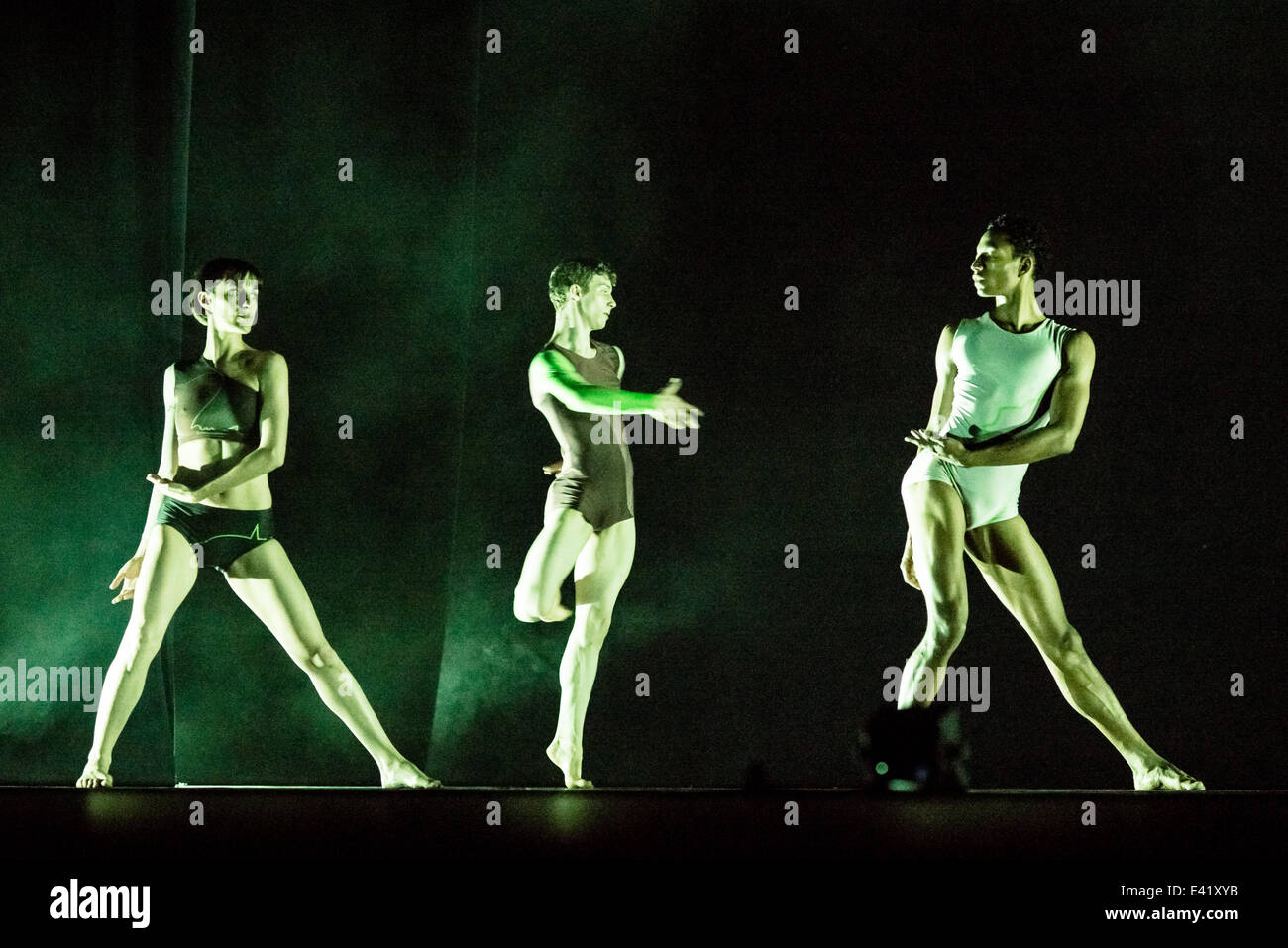 Montpellier, Frankreich. 1. Juli 2014. Atomos Choreographie von Wayne McGregor, an das Theater Corum Oper Berlioz während des Festivals Tanz von Montpellier 2014.  Mit den Tänzern: Catarina Carvalho, Travis Clausen-Knight, Alvaro Dule, Michael John Harper, Louis McMiller, Daniela Neugebauer, Anna Nowak, James Pett, Fukiko Takase, Jessica Wright Credit: Gia, / Alamy Live News Stockfoto