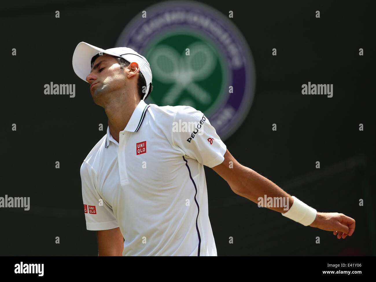London, London, UK. 2. Juli 2014. Serbiens Novak Djokovic reagiert während  der Herren Einzel Viertelfinale gegen Marin Cilic Kroatien bei der 2014  Wimbledon Championships in Wimbledon, Südwesten von London, am 2. Juli