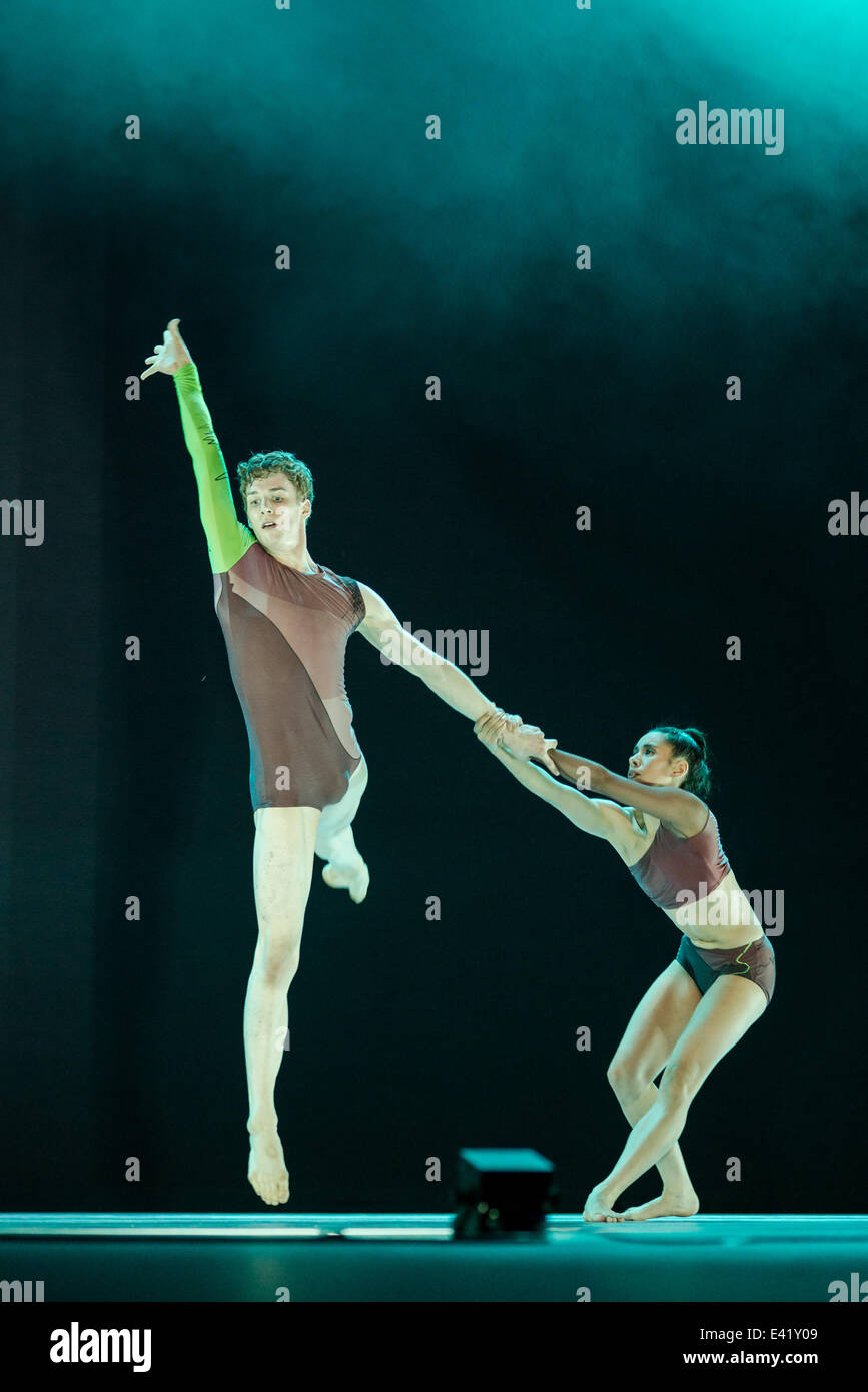 Montpellier, Frankreich. 1. Juli 2014. Atomos Choreographie von Wayne McGregor, an das Theater Corum Oper Berlioz während des Festivals Tanz von Montpellier 2014.  Mit den Tänzern: Catarina Carvalho, Travis Clausen-Knight, Alvaro Dule, Michael John Harper, Louis McMiller, Daniela Neugebauer, Anna Nowak, James Pett, Fukiko Takase, Jessica Wright Credit: Gia, / Alamy Live News Stockfoto
