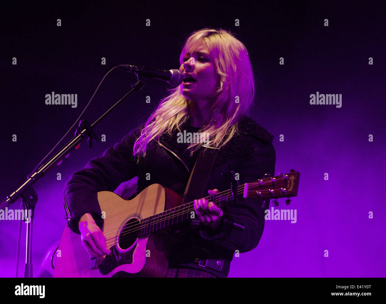 Feuerwerk und Auftritte von The Pet Shop Boys Ans schottische Sängerin Nina Nesbitt bei The Edinburgh Hogmanay Feiern 2013 Featuring: Nina Nesbitt Where: Edinburgh, Vereinigtes Königreich bei: 31. Dezember 2013 Stockfoto