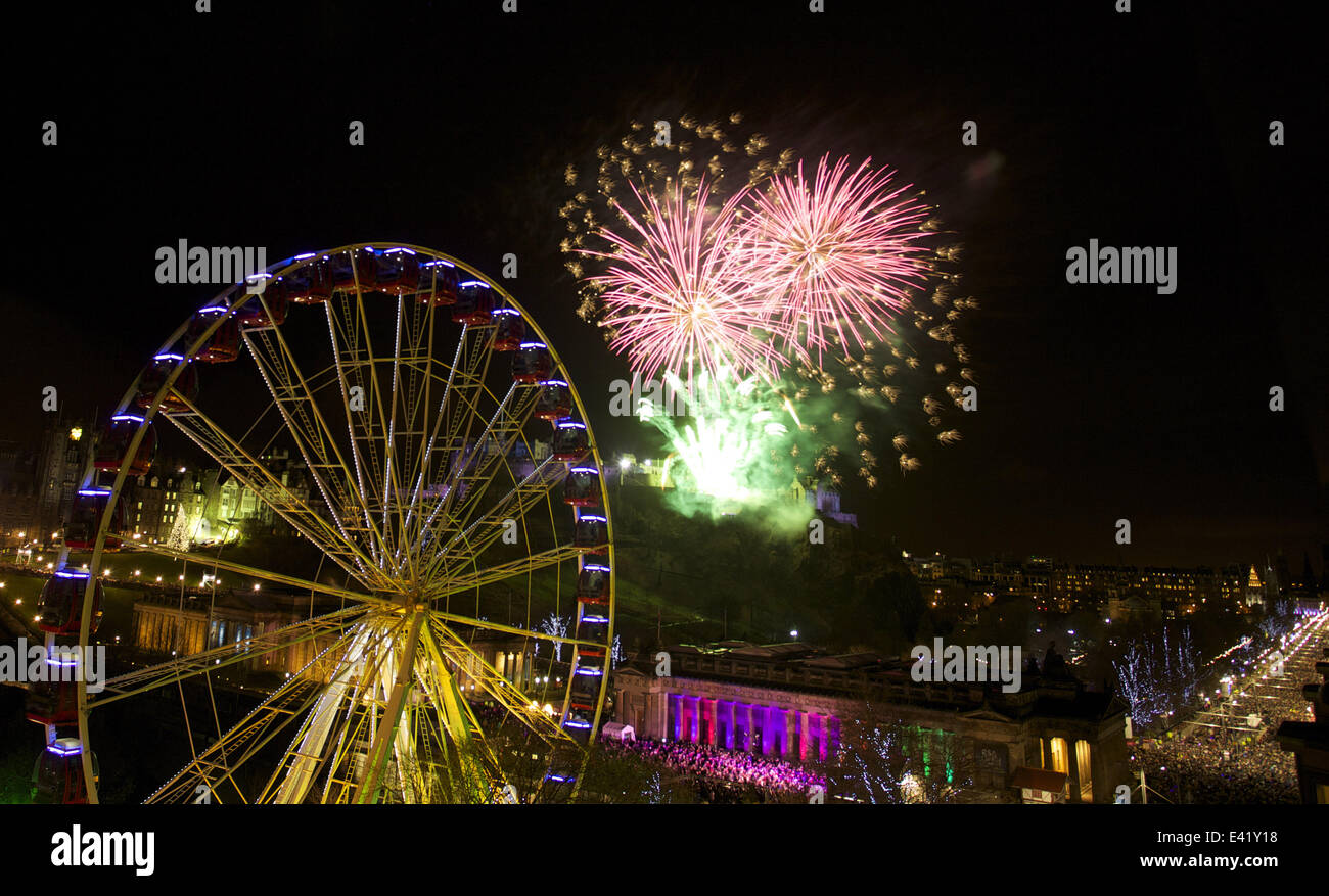 Feuerwerk und Auftritte von The Pet Shop Boys Ans schottische Sängerin Nina Nesbitt bei The Edinburgh Hogmanay Feiern 2013 Featuring: Feuerwerk wo: Edinburgh, Vereinigtes Königreich bei: 31. Dezember 2013 Stockfoto