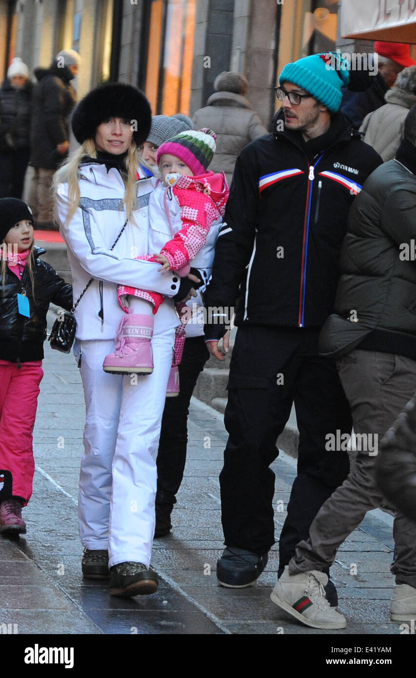 Italienische Tanzerin Eleonora Abbagnato Im Urlaub Mit Ihrem Ehemann Federico Balzaretti Und Ihren Kindern Mit Courmayeur Eleonora Abbagnato Federico Balzaretti Wo Courmayeur Italien Bei 28 Dezember 2013 Stockfotografie Alamy