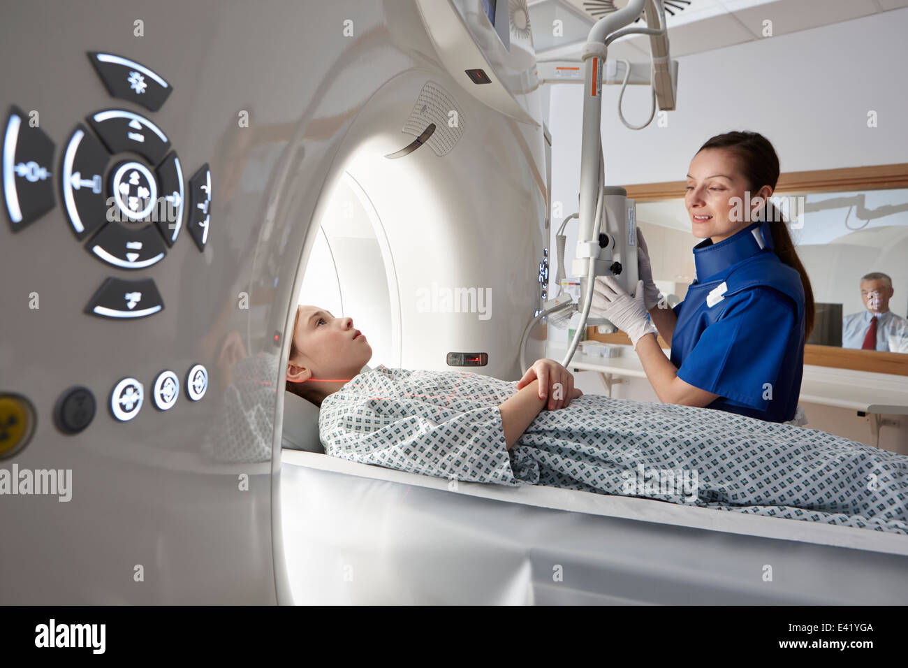 Mädchen gehen in CT-scanner Stockfoto