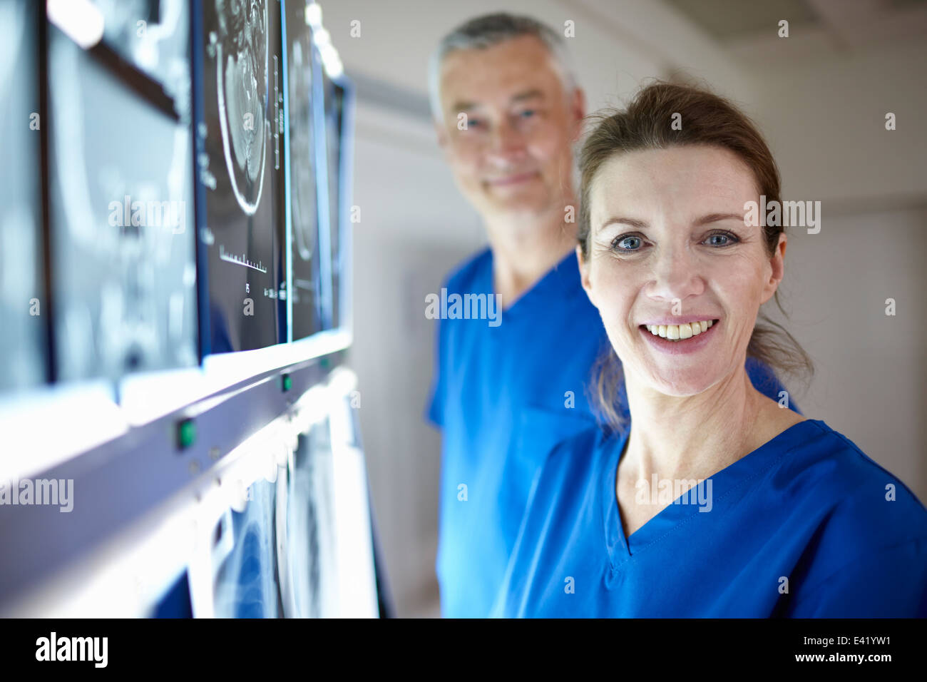 Porträt von Radiologen mit Gehirn-scans Stockfoto