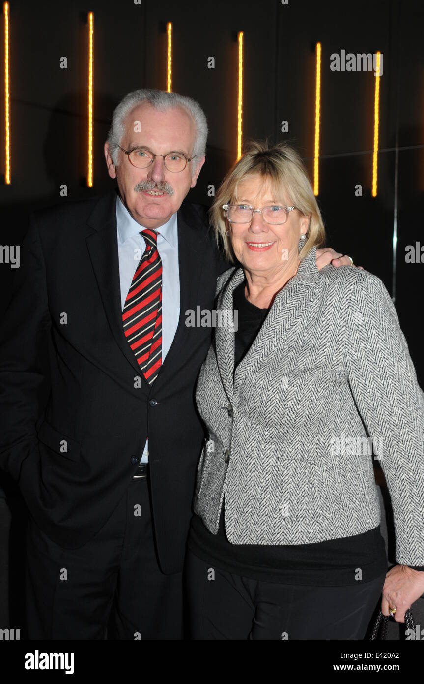 Prominente Gäste besuchen Slavas Snowshow im Admiralspalast Featuring: Ulrich Deppendorf, Ursula Deppendorf Where: Berlin, Deutschland bei: 2. Januar 2014 Stockfoto