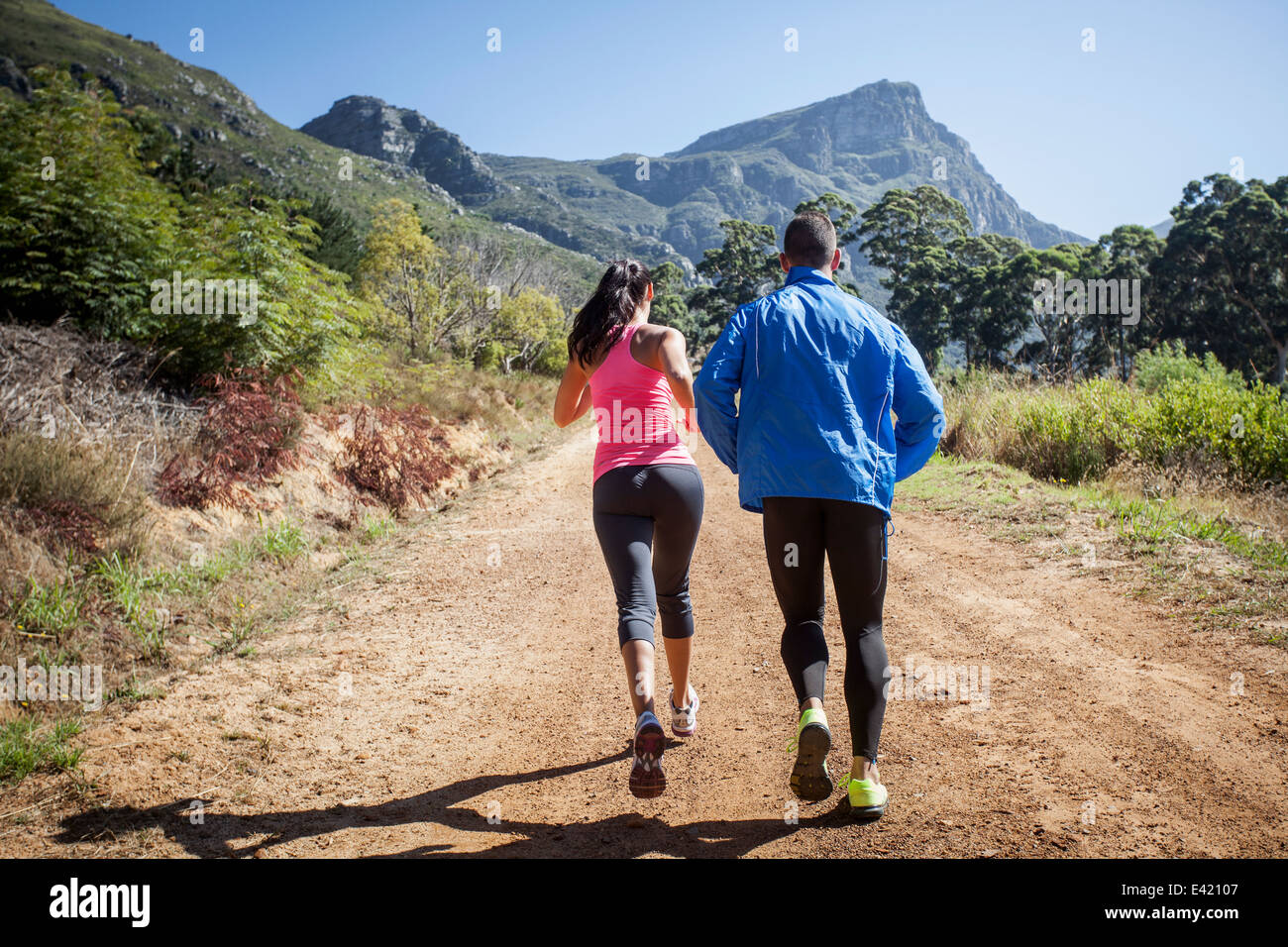 Junges Paar Joggen im Wald Stockfoto