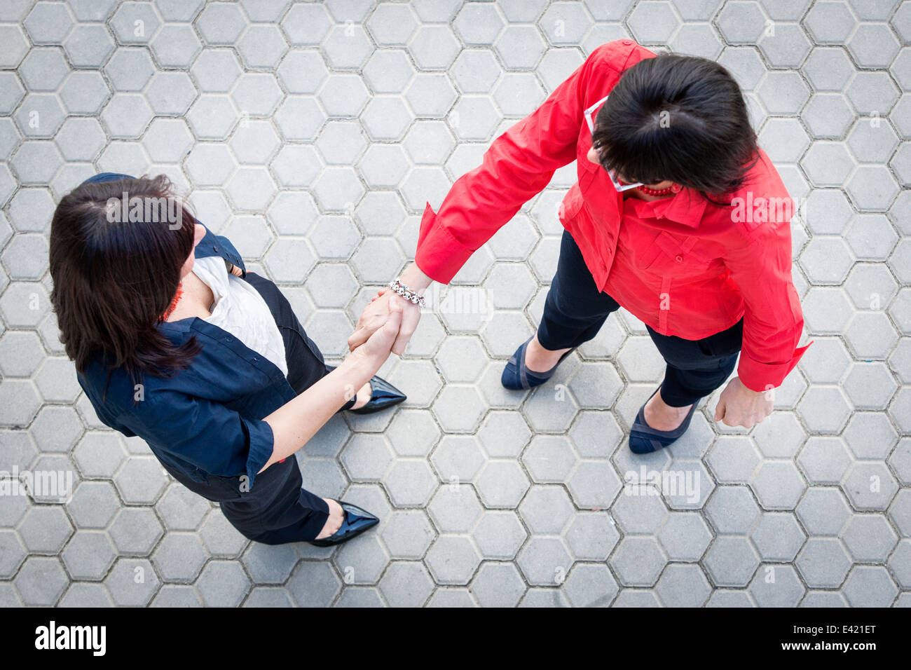 Geschäftsfrauen die Hände schütteln Stockfoto