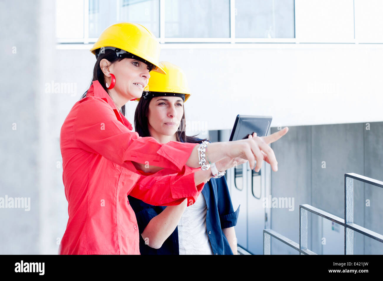 Unternehmerinnen in Sicherheit Helm nehmen Foto Stockfoto