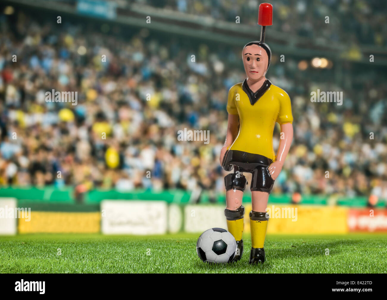 Digital generiert der Fußballspieler mit Ball im Stadion Stockfoto