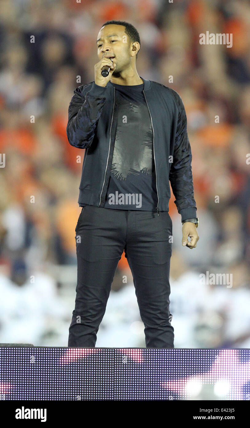 John Legend singt bei 2014 Vizio BCS National Championship Game in der Rose Bowl zwischen Florida State vs. Auburn Star-Spangled Banner. Florida State University gewann das Spiel 31-34.  Mit: John Legend wo: Pasadena, California, United S Stockfoto