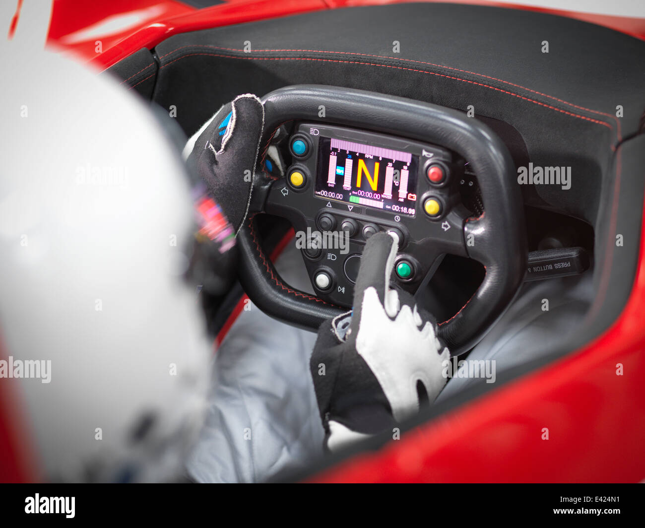 Nahaufnahme des Treibers im Supersportwagen-cockpit Stockfoto