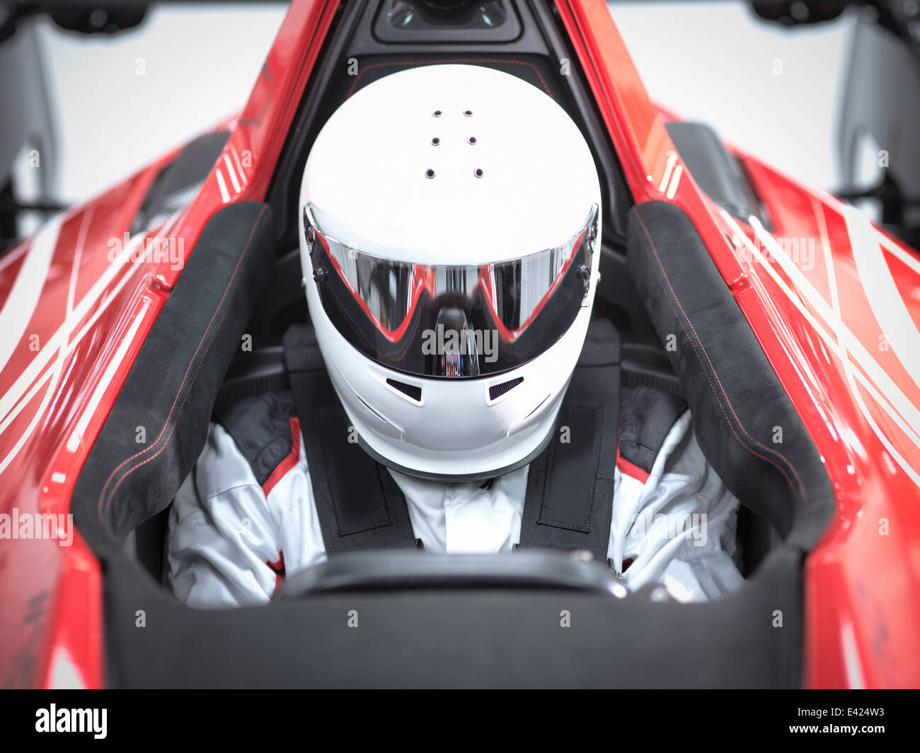 Rennfahrer tragen Helm in Supersportwagen Stockfoto