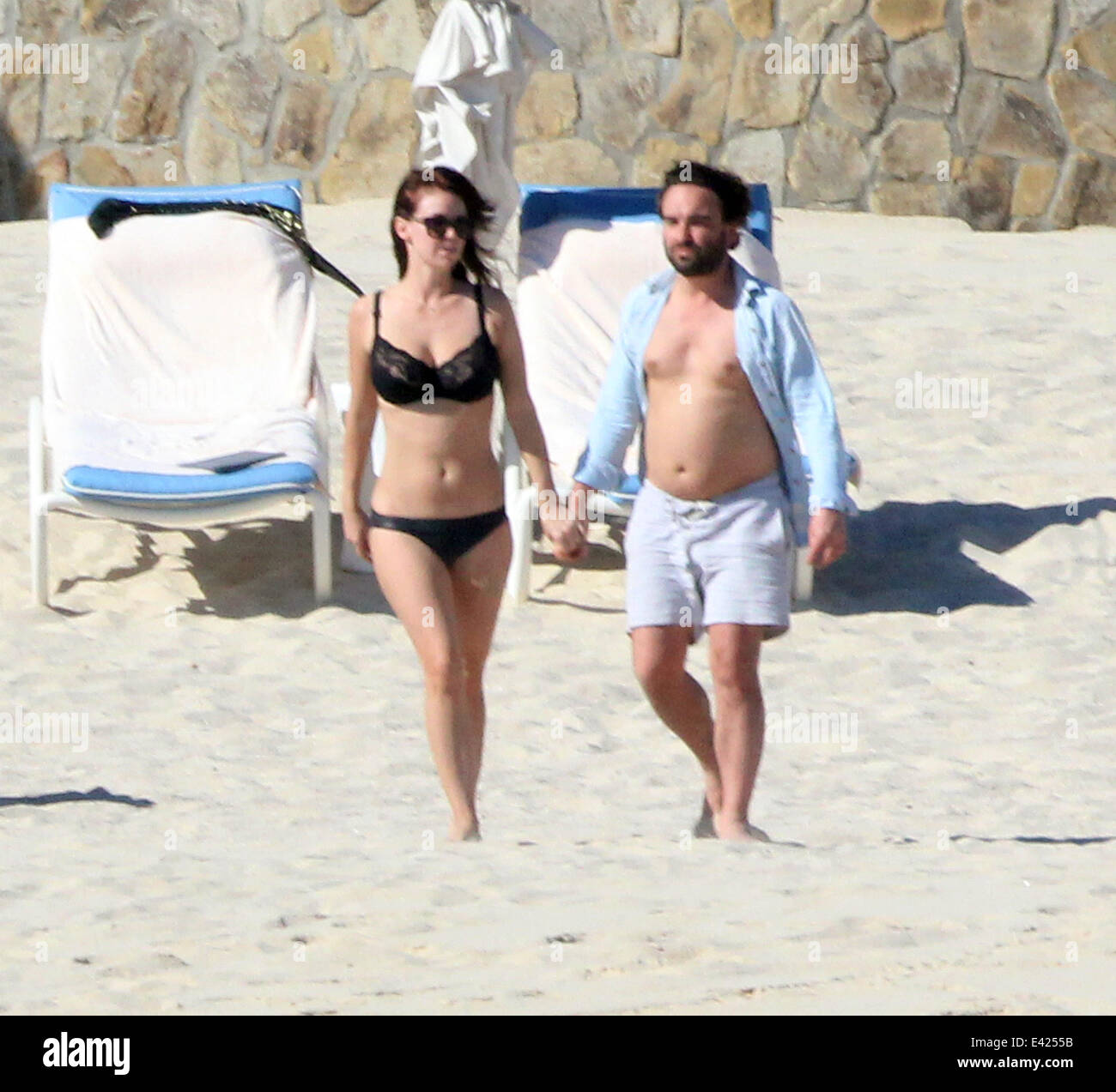 Johnny Galecki und Freundin Kelli Garner haben eine romantische Zeit im Urlaub am Strand von Los Cabos wo: Los Cabos, Baja California Sur, Mexiko wenn: 6. Januar 2014 Stockfoto