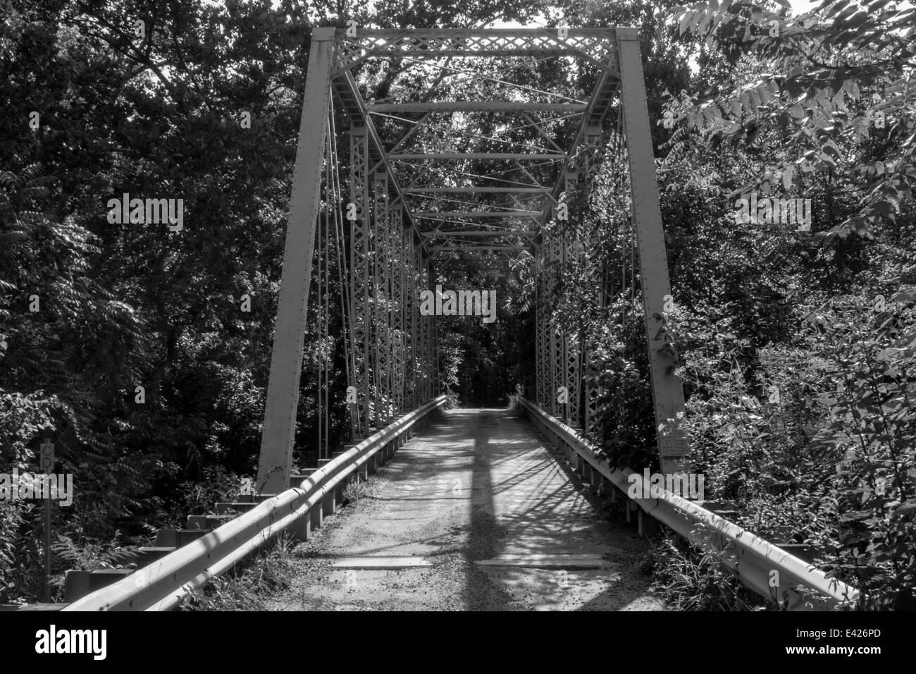 Eine alte, eine Spur Eisenbrücke auf einem ländlichen Schotterweg Catoctin Creek überqueren. Stockfoto