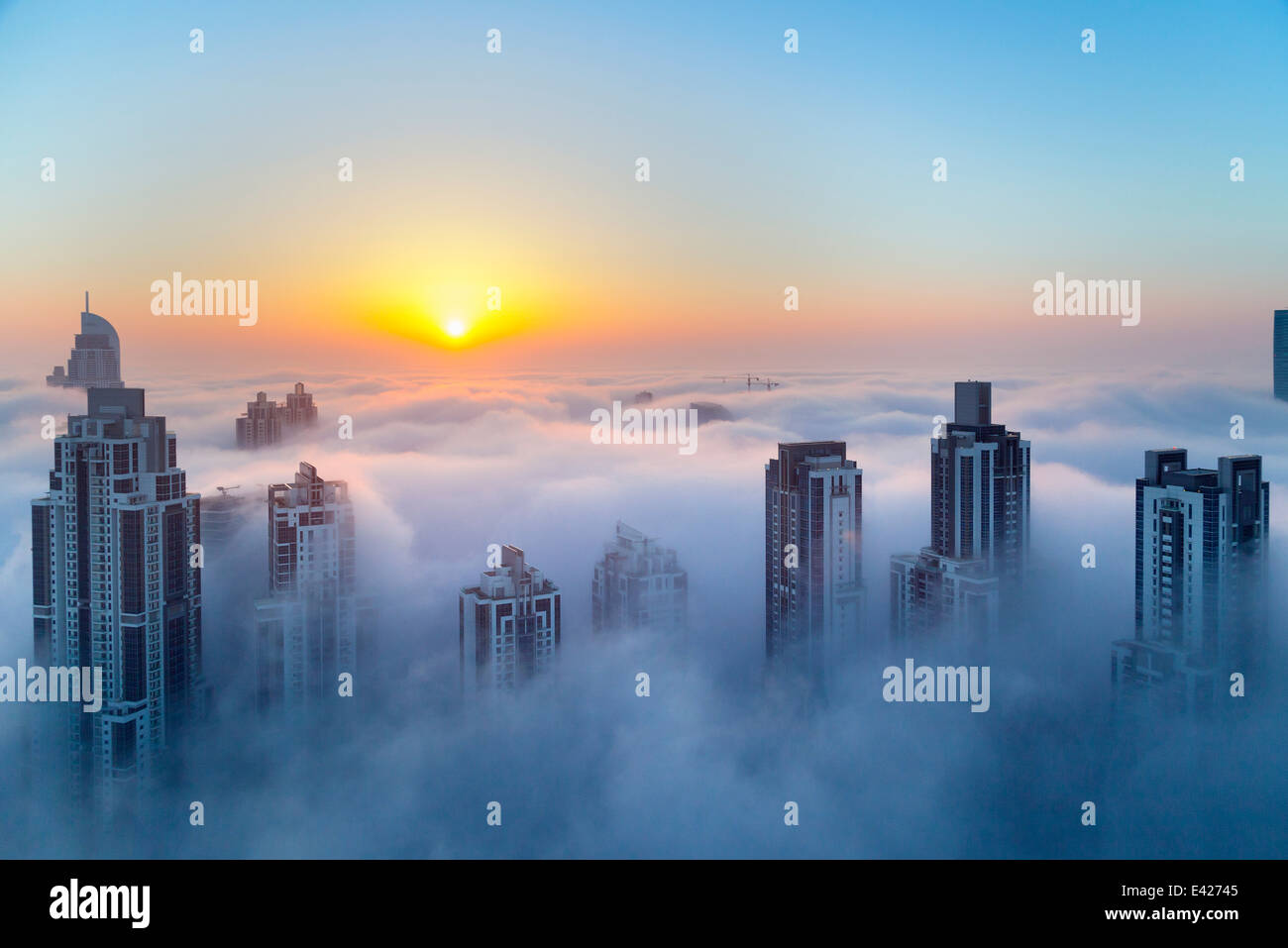 Die Innenstadt von Dubai in der Morgendämmerung, Vereinigte Arabische Emirate Stockfoto