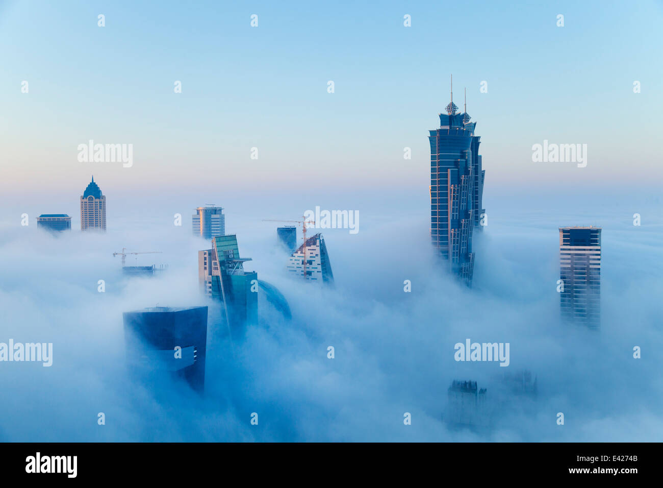 Die Innenstadt von Dubai in der Morgendämmerung, Vereinigte Arabische Emirate Stockfoto
