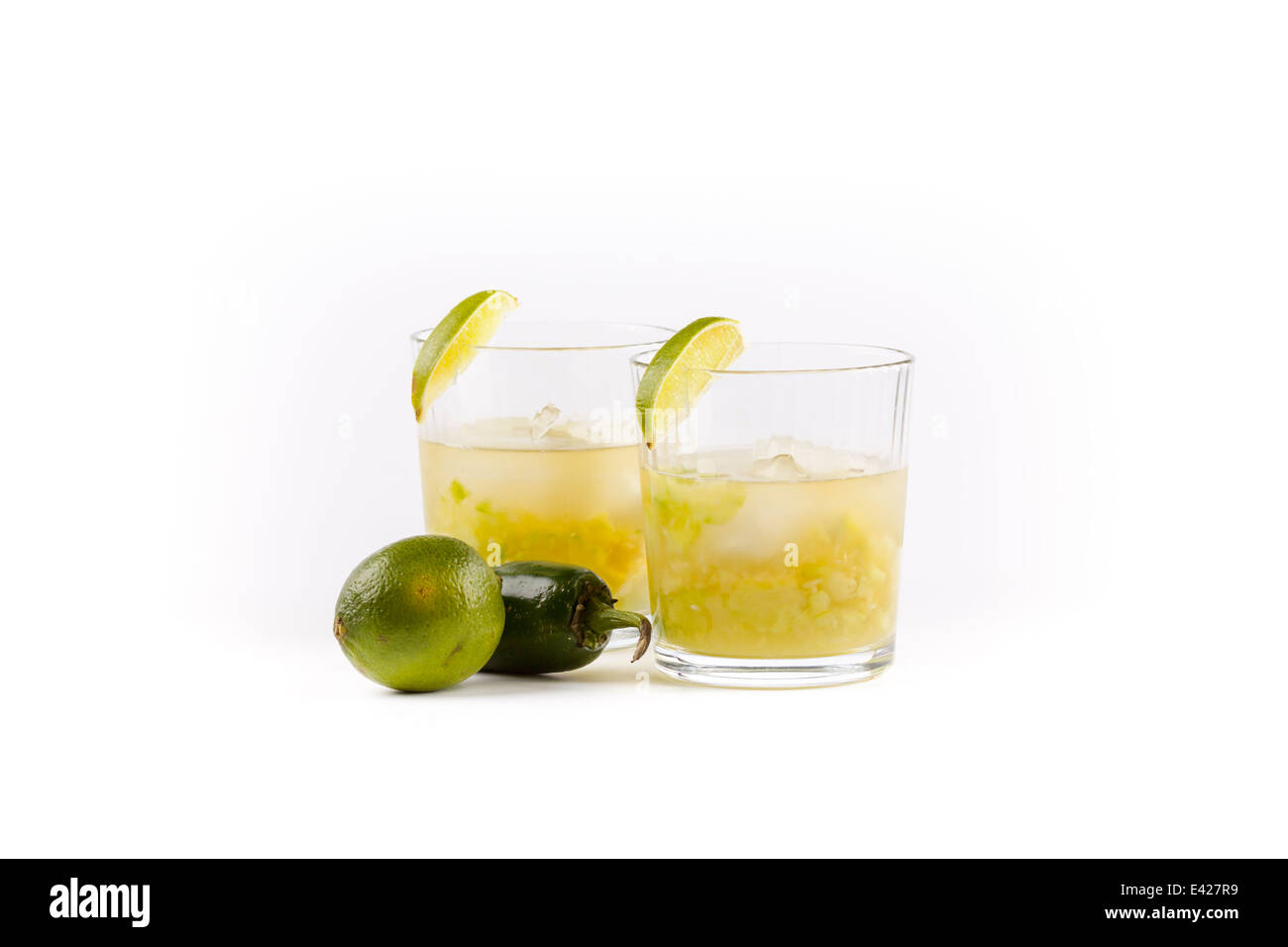 Zwei Margaritas neben einer Limette und eine Jalapeno. Ausschnitt Stockfoto