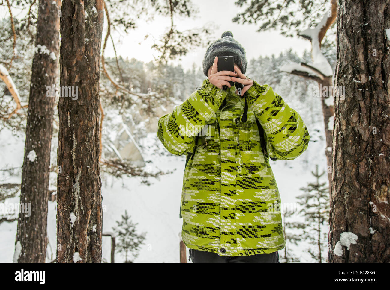 Menschen nehmen Foto im tief verschneiten Wald, Russland Stockfoto