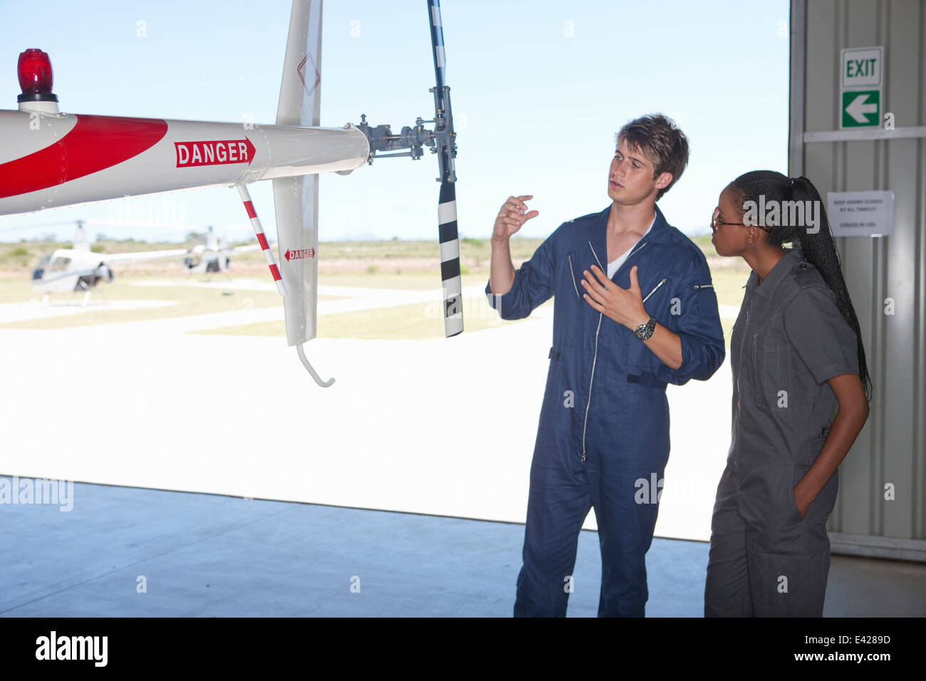 Flugschüler Hubschrauber Wissensaustausch Stockfoto