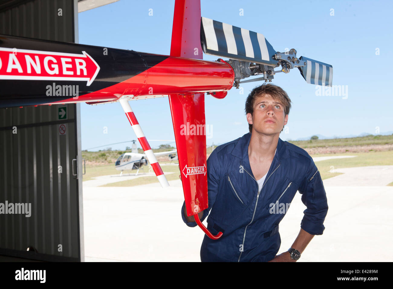 Flugschüler Überprüfung Heckrotor Hubschrauber Stockfoto
