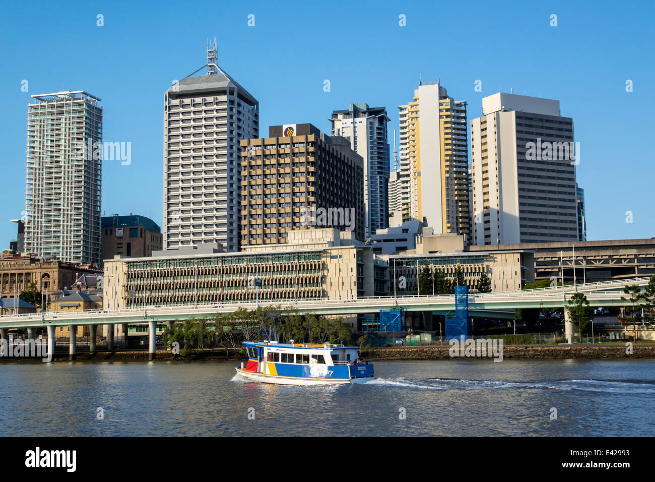 Brisbane Australien CBD, Skyline der Stadt, Wolkenkratzer, Gebäude, CityFerry, City Ferry, Fähre, Boot, TransLink, Trans Link, Pacific Motorway, M3, Brisbane River, AU14 Stockfoto
